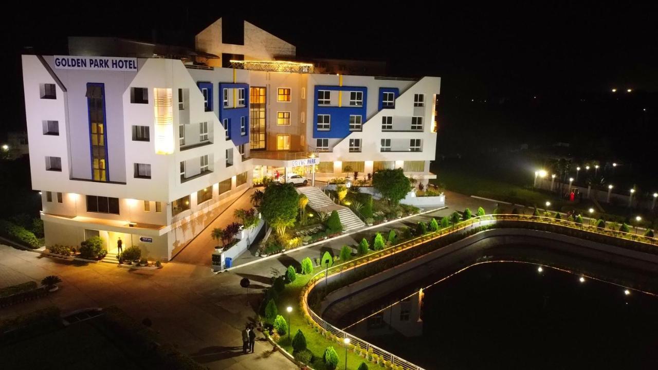 Golden Park Hotel & Resort Māldah Exterior foto
